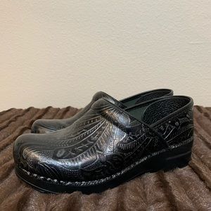 Black leather Dansko clogs
